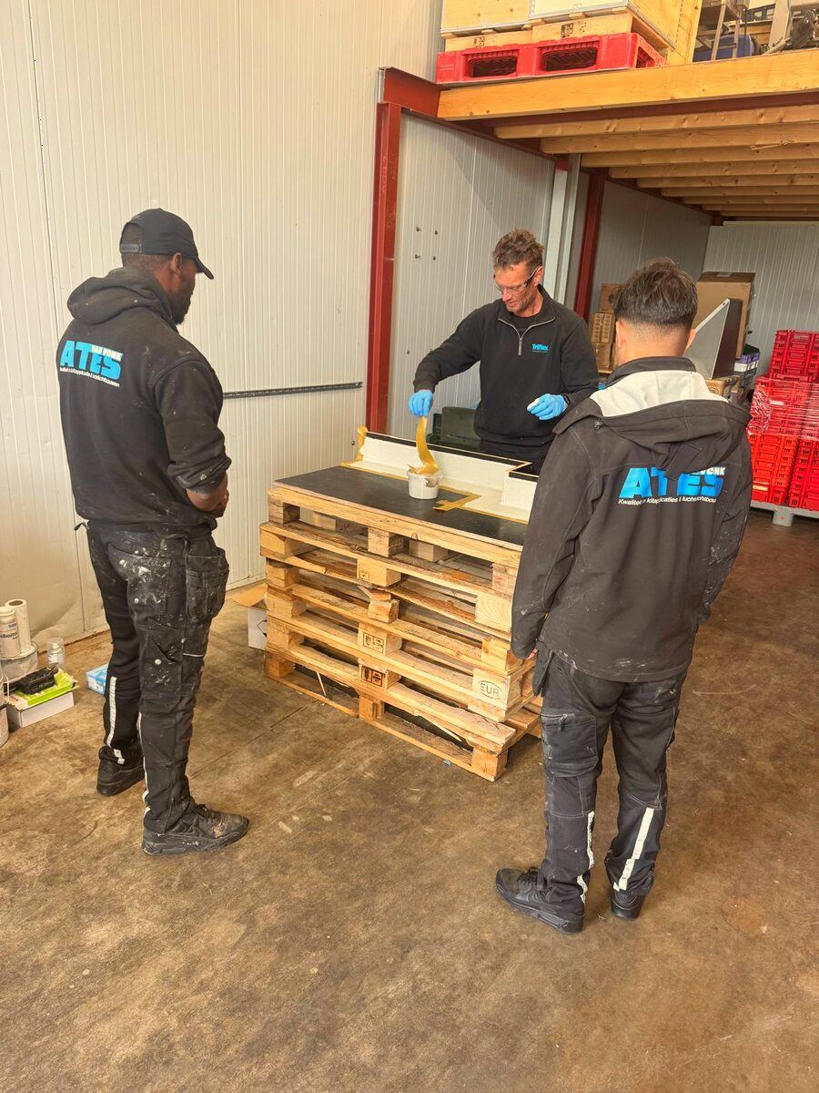 Het team van Ates van Vonk laadt materialen in voor een project