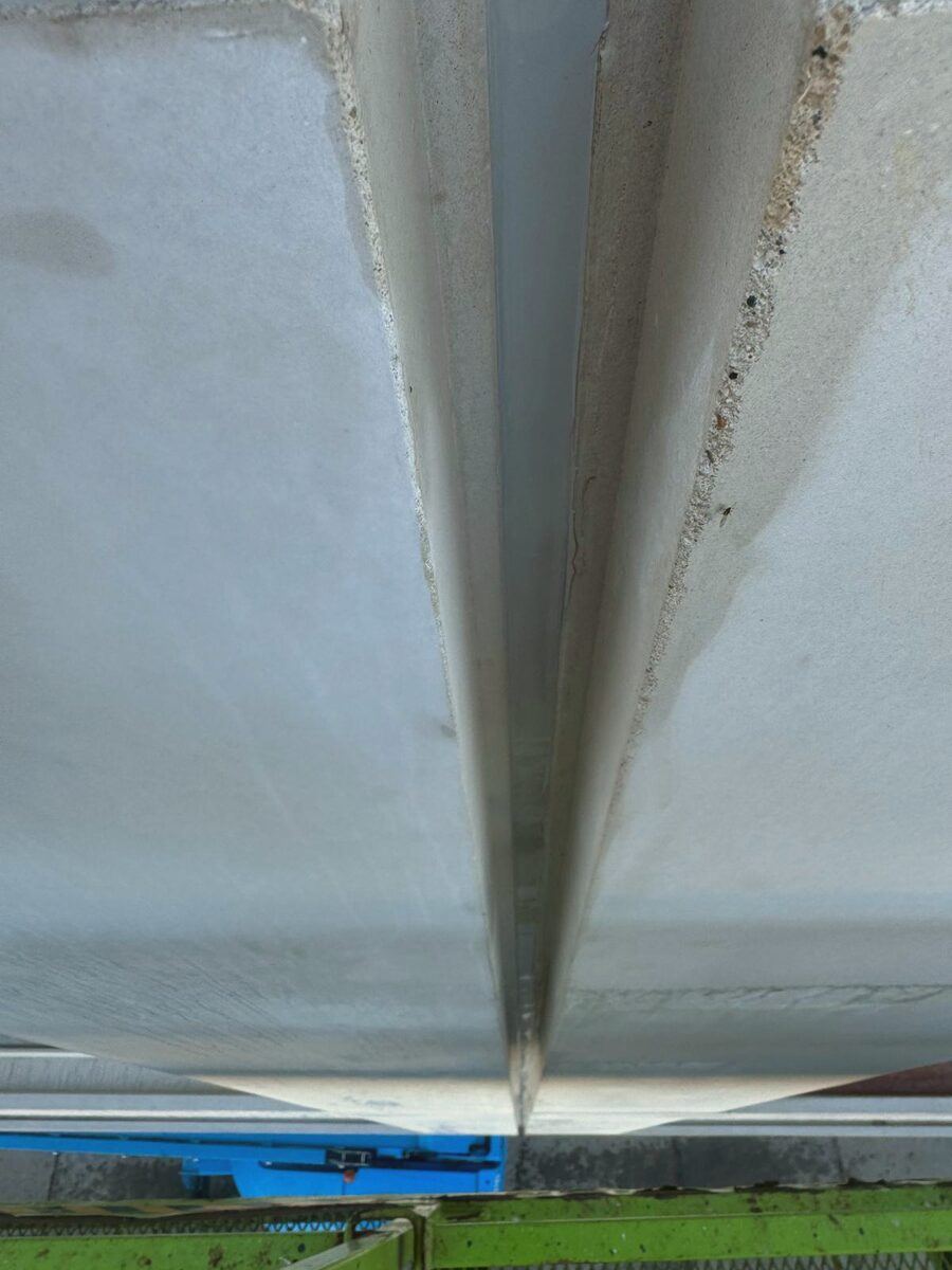 Vers aangebrachte kitvoeg in close-up