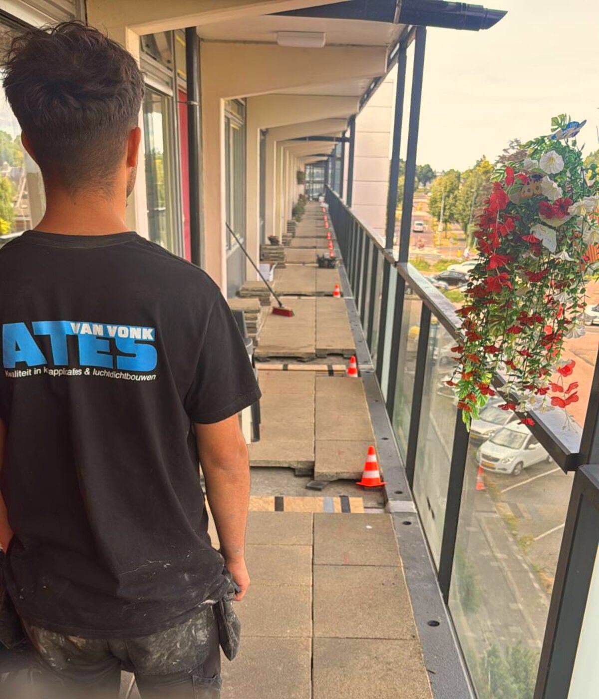 Medewerker onderweg naar een opdracht